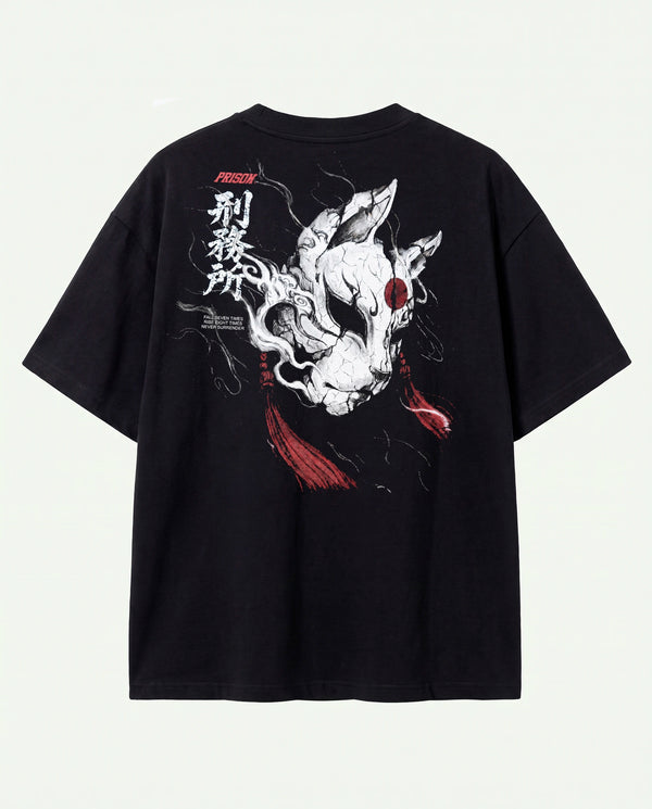 Costas da camiseta oversized Kitsune Prison preta com a máscara de raposa em traço de nanquim.