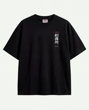 Camiseta oversized Kitsune Prison preta vista de frente, com kanji e assinatura no peito.