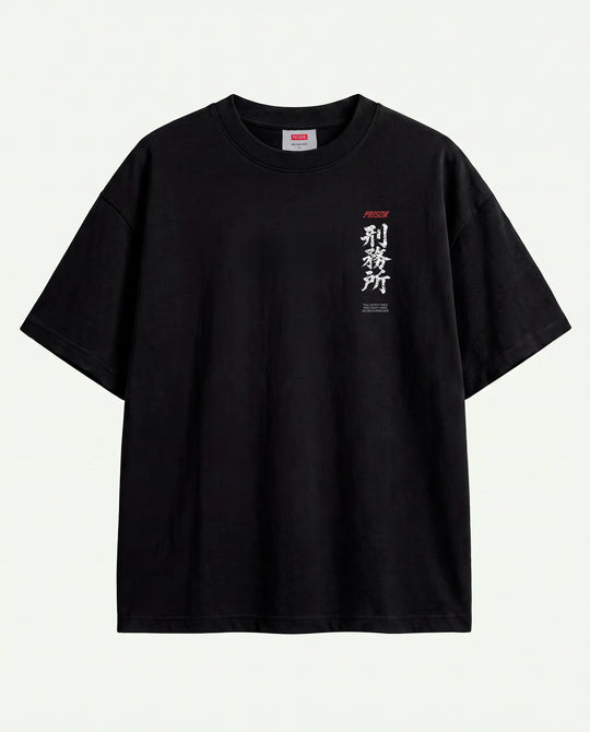 Modelo de costas mostrando a estampa da raposa na camiseta oversized Kitsune Prison preta.