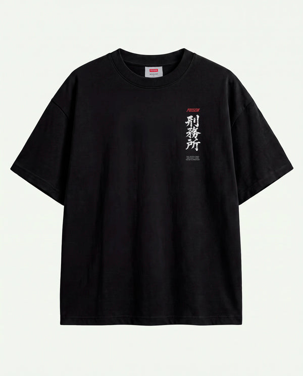 Camiseta oversized Kitsune Prison preta vista de frente, com kanji e assinatura no peito.