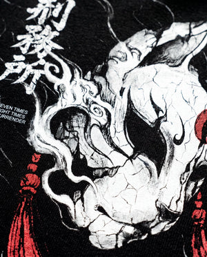 Detalhe ampliado da máscara de kitsune em nanquim nas costas da camiseta oversized Prison.