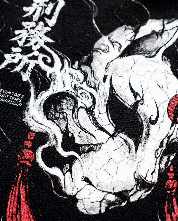 Detalhe ampliado da máscara de kitsune em nanquim nas costas da camiseta oversized Prison.