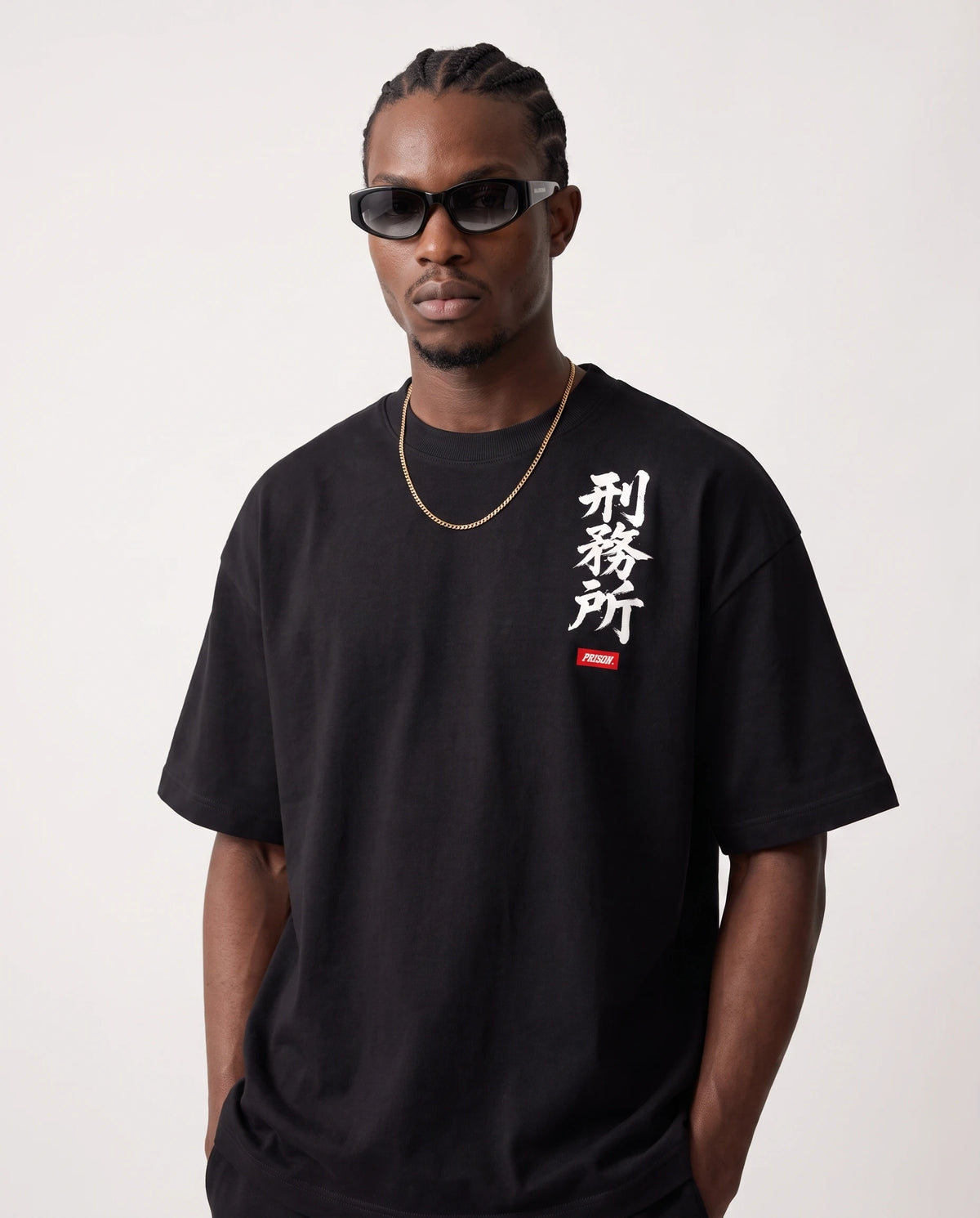 Modelo vestindo a camiseta oversized Kanji Ink Prison preta, vista de frente.