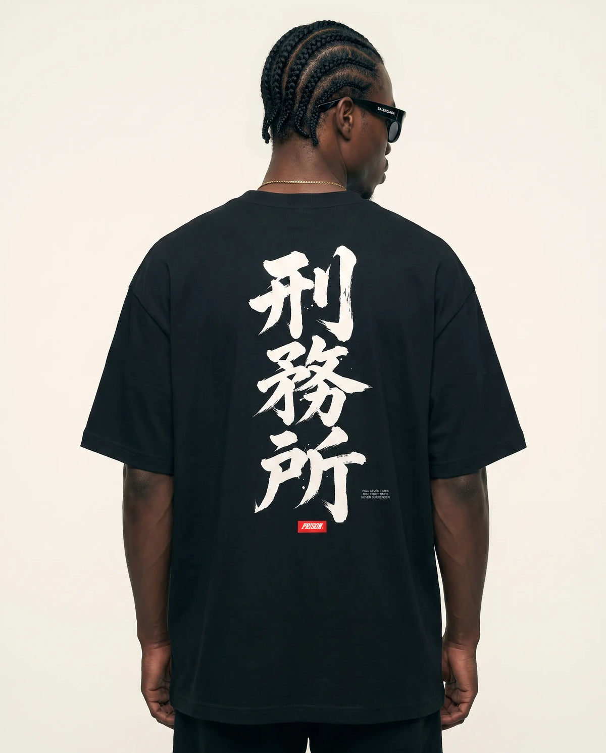 Modelo de costas com a caligrafia japonesa da camiseta oversized Kanji Ink Prison.