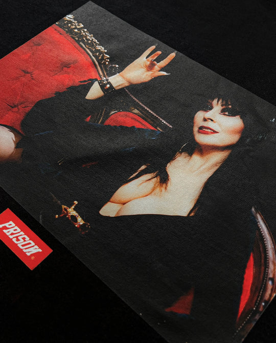 Camiseta oversized Darkness Prison preta estendida com print fotográfico vermelho no peito.