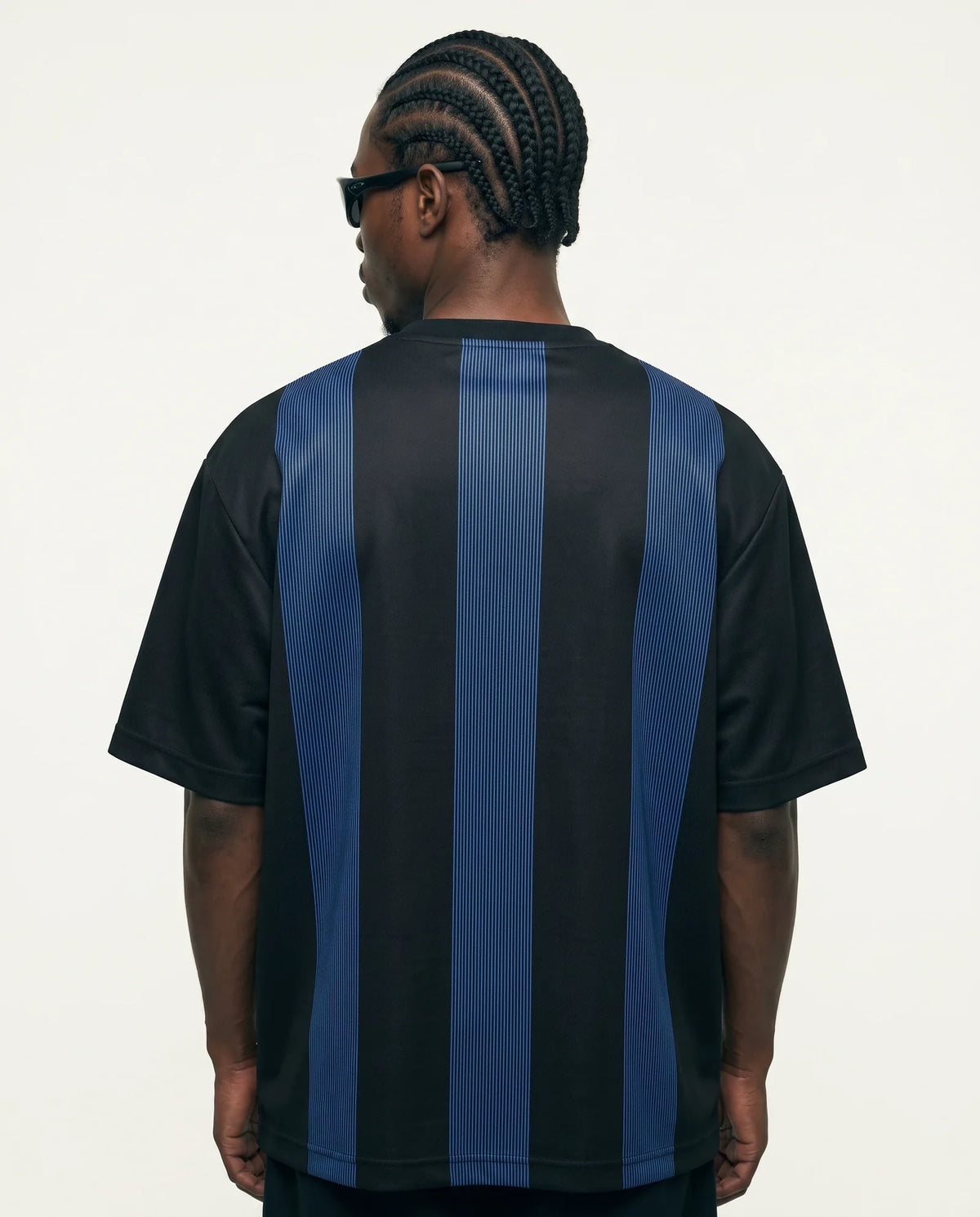 Detalhe das costas da camiseta oversized listrada masculina Prison