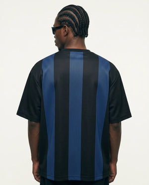 Detalhe das costas da camiseta oversized listrada masculina Prison