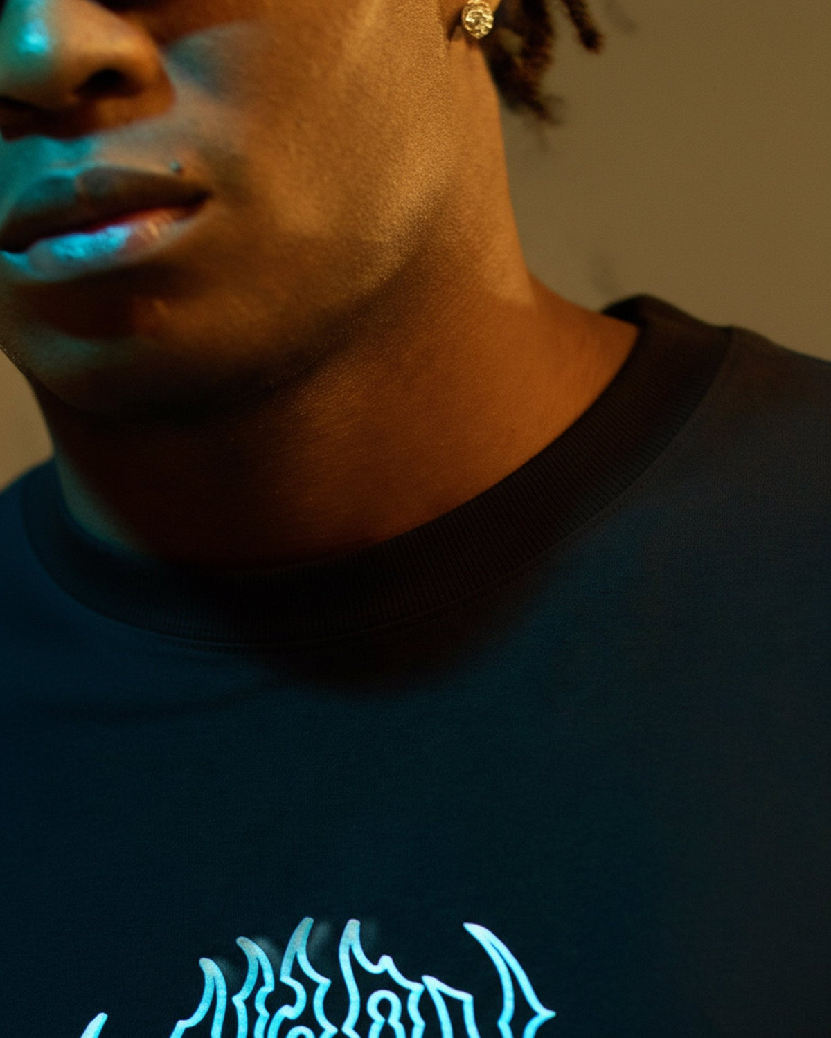 Detalhe frontal · Camiseta oversized Iron preta