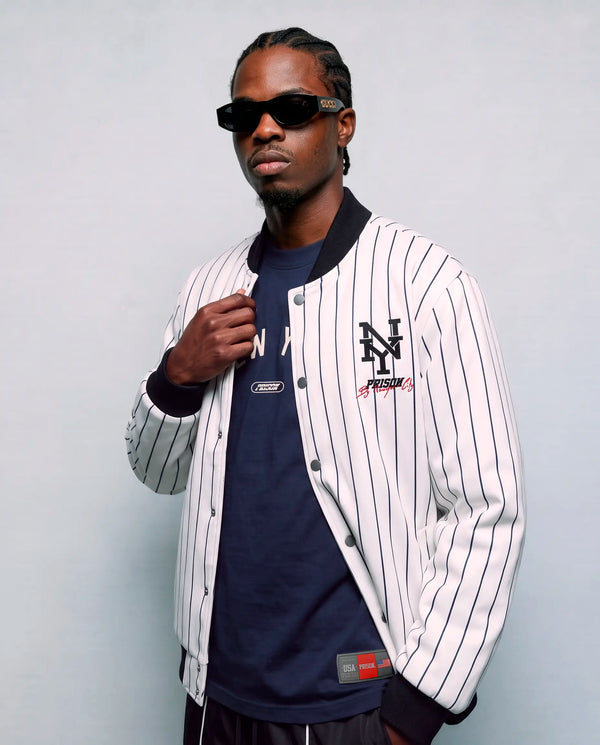 Modelo vestindo a camiseta oversized masculina azul marinho Prison