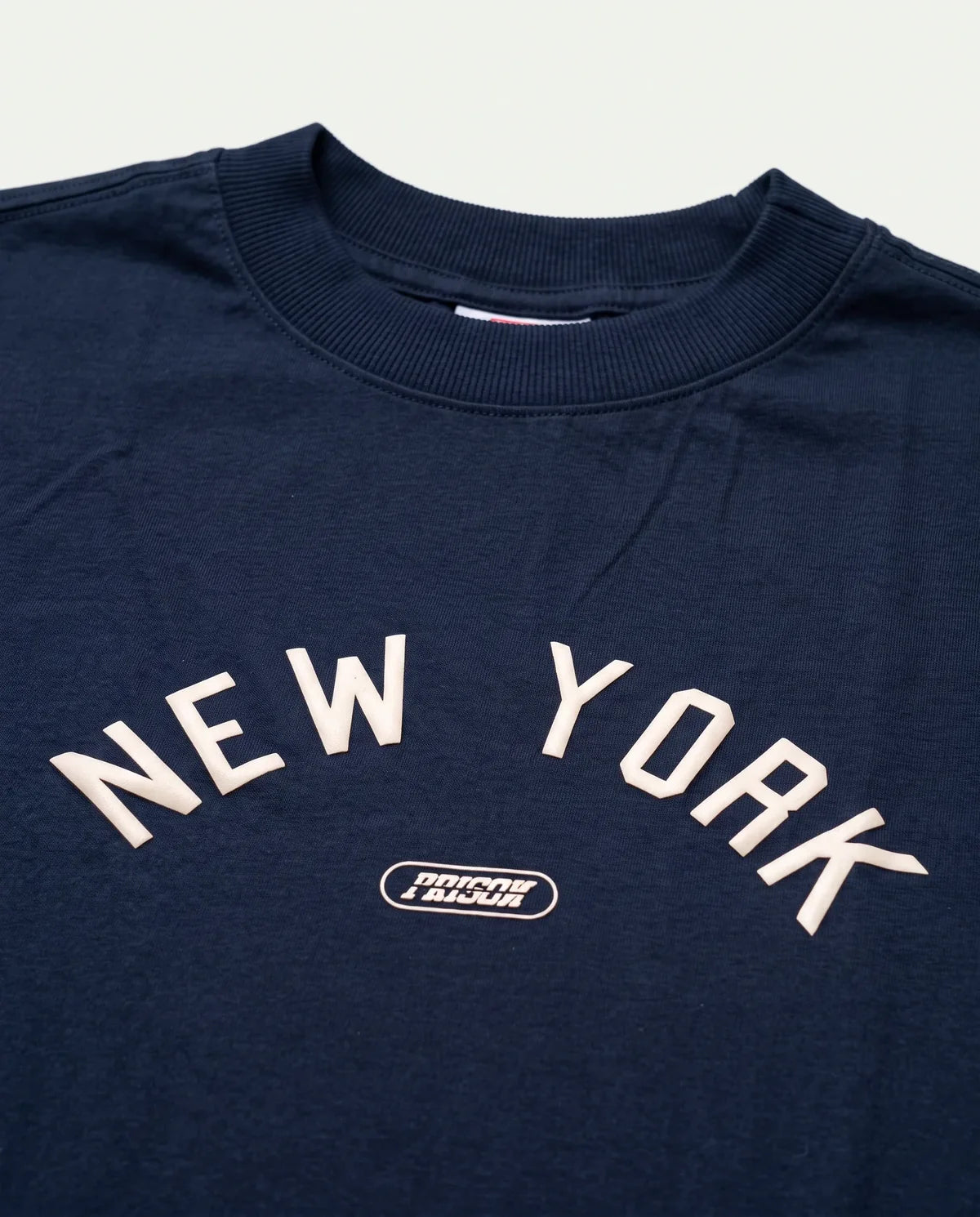 Detalhe do gráfico New York na camiseta oversized azul marinho Prison