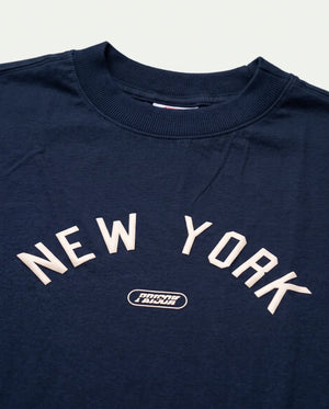 Detalhe do gráfico New York na camiseta oversized azul marinho Prison