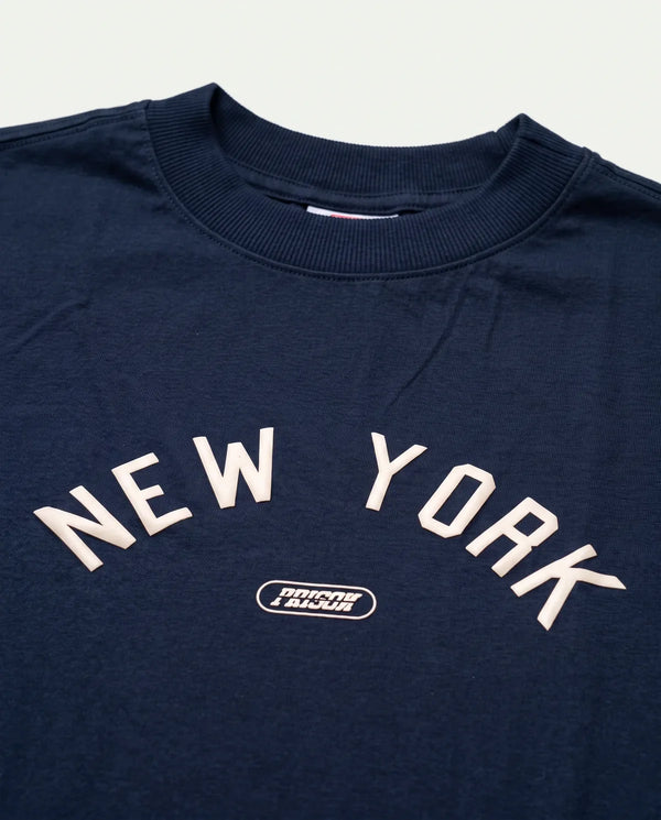 Detalhe do gráfico New York na camiseta oversized azul marinho Prison