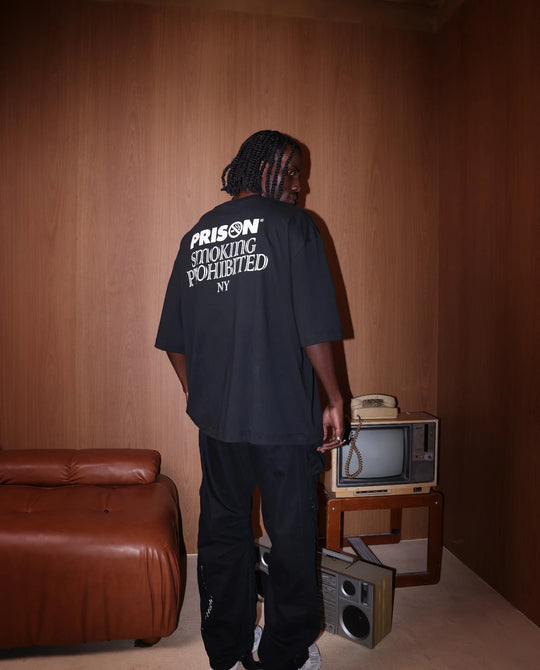 Camiseta oversized NY Minimal Logo preta PRISON® vista frontal