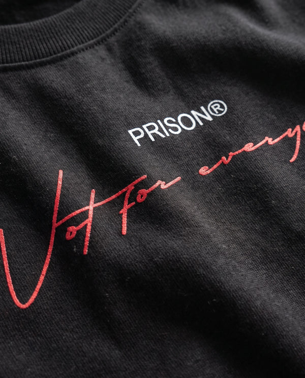 Detalhe do script Not For Everyone no peito da camiseta oversized Ganstar preta.