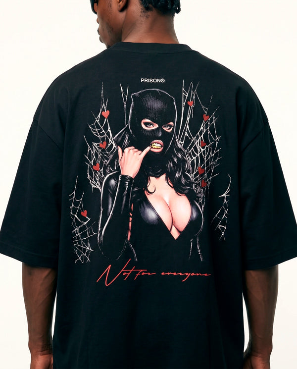 Modelo de costas com a arte mascarada da camiseta oversized Ganstar Prison preta.