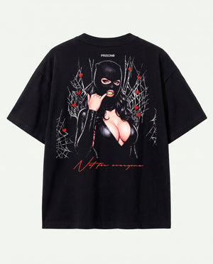 Costas da camiseta oversized Ganstar Prison preta com figura mascarada entre corações.