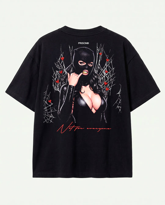 Costas da camiseta oversized Ganstar Prison preta com figura mascarada entre corações.