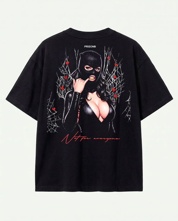 Costas da camiseta oversized Ganstar Prison preta com figura mascarada entre corações.