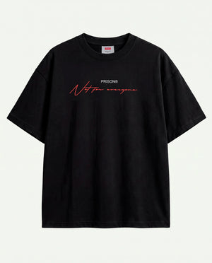 Camiseta oversized Ganstar Prison preta estendida com script vermelho no peito.