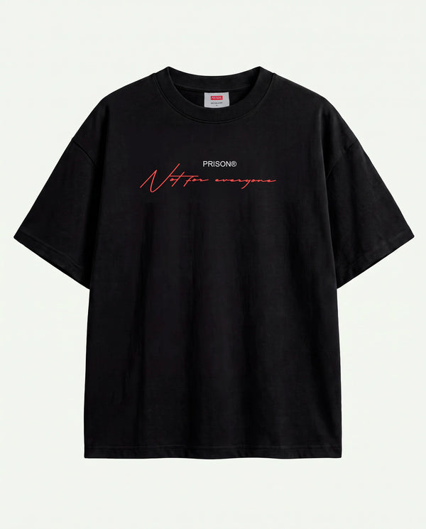 Camiseta oversized Ganstar Prison preta estendida com script vermelho no peito.