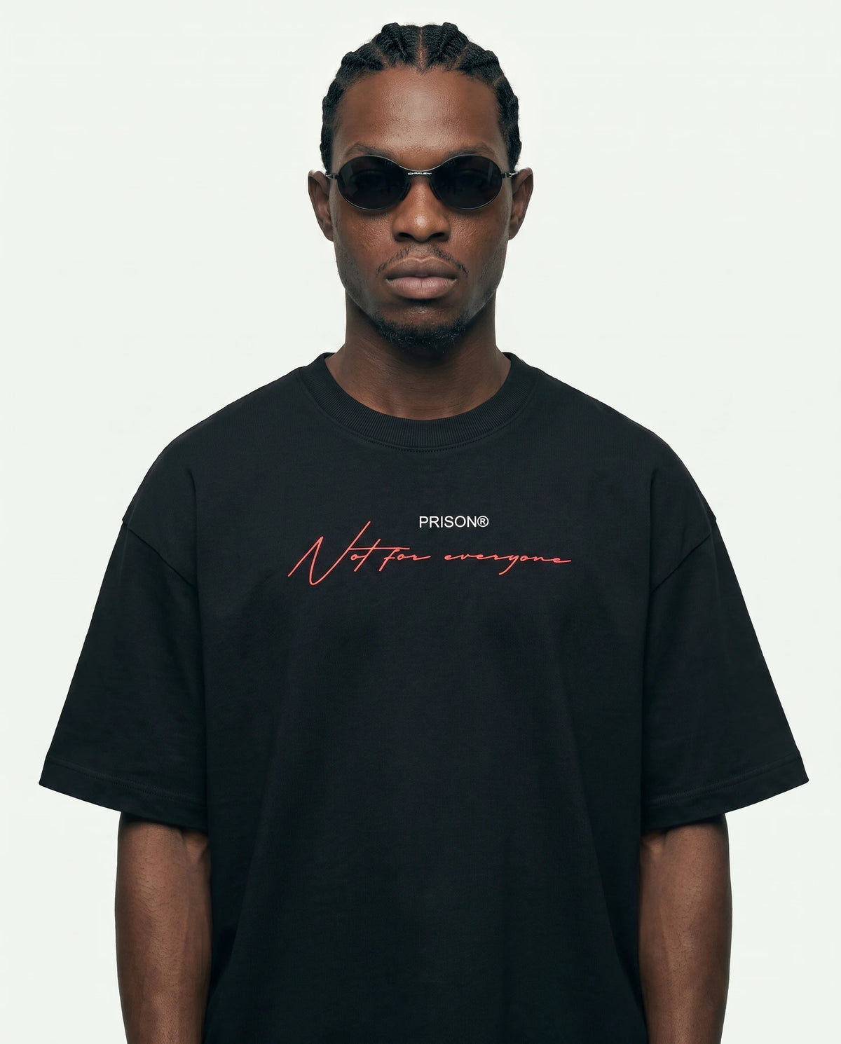 Modelo vestindo a camiseta oversized Ganstar Prison preta, vista de frente.