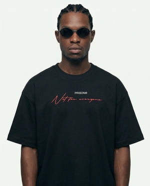 Modelo vestindo a camiseta oversized Ganstar Prison preta, vista de frente.