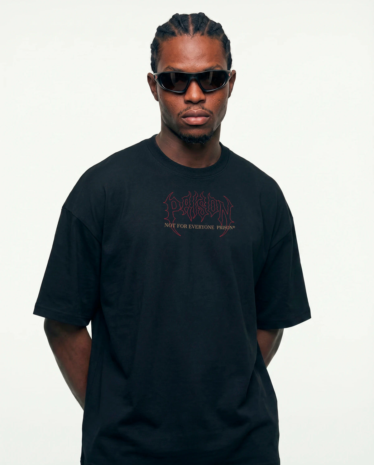 Modelo vestindo a camiseta oversized Thorns Prison preta, vista frontal do caimento.
