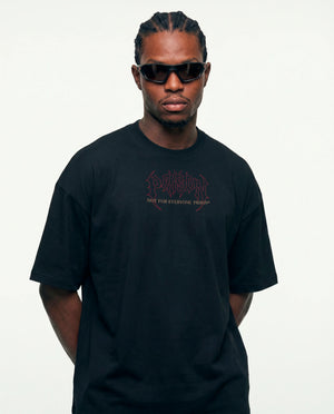 Modelo vestindo a camiseta oversized Thorns Prison preta, vista frontal do caimento.