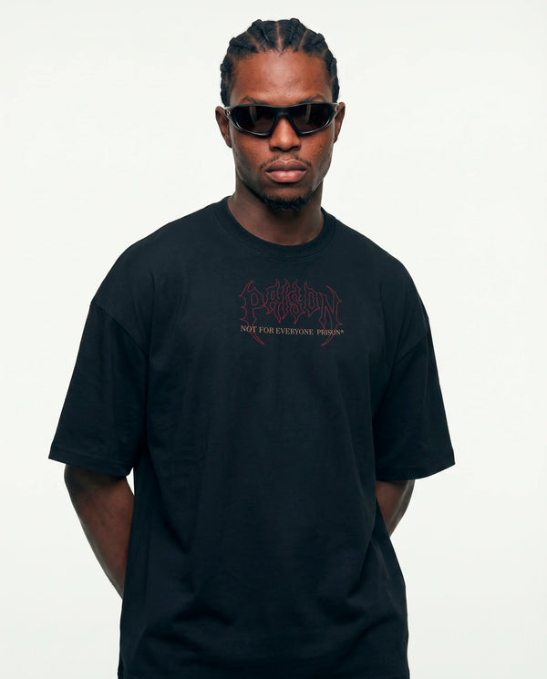 Modelo vestindo a camiseta oversized Thorns Prison preta, vista frontal do caimento.