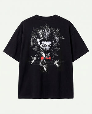 Costas da camiseta oversized Angel Prison preta com composição de querubins.