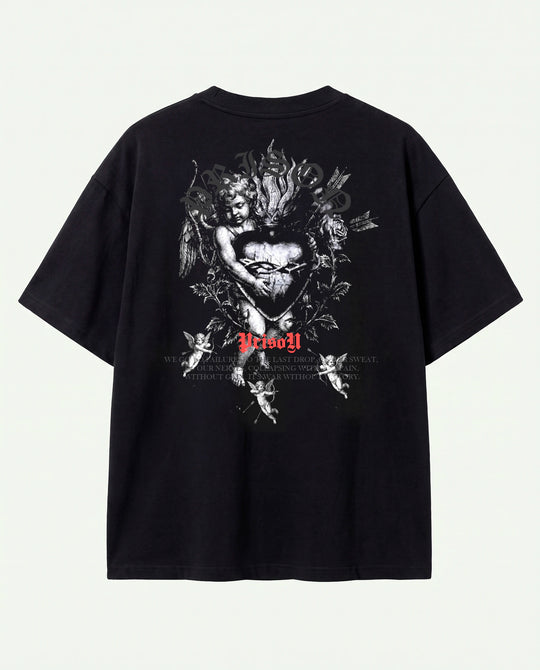Costas da camiseta oversized Angel Prison preta com composição de querubins.