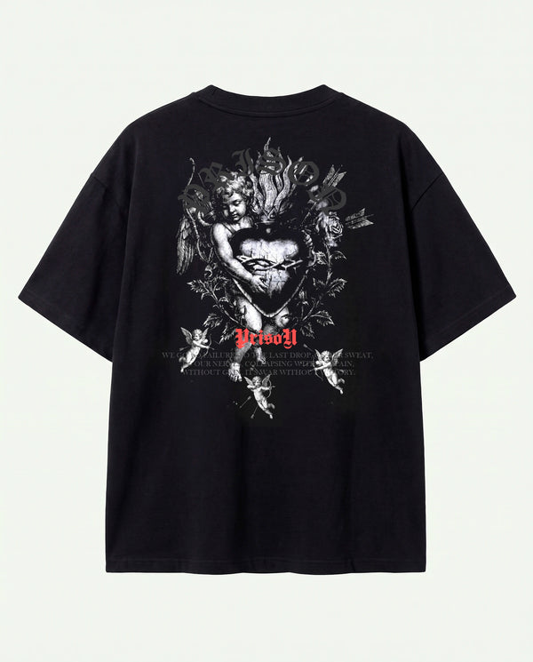 Costas da camiseta oversized Angel Prison preta com composição de querubins.