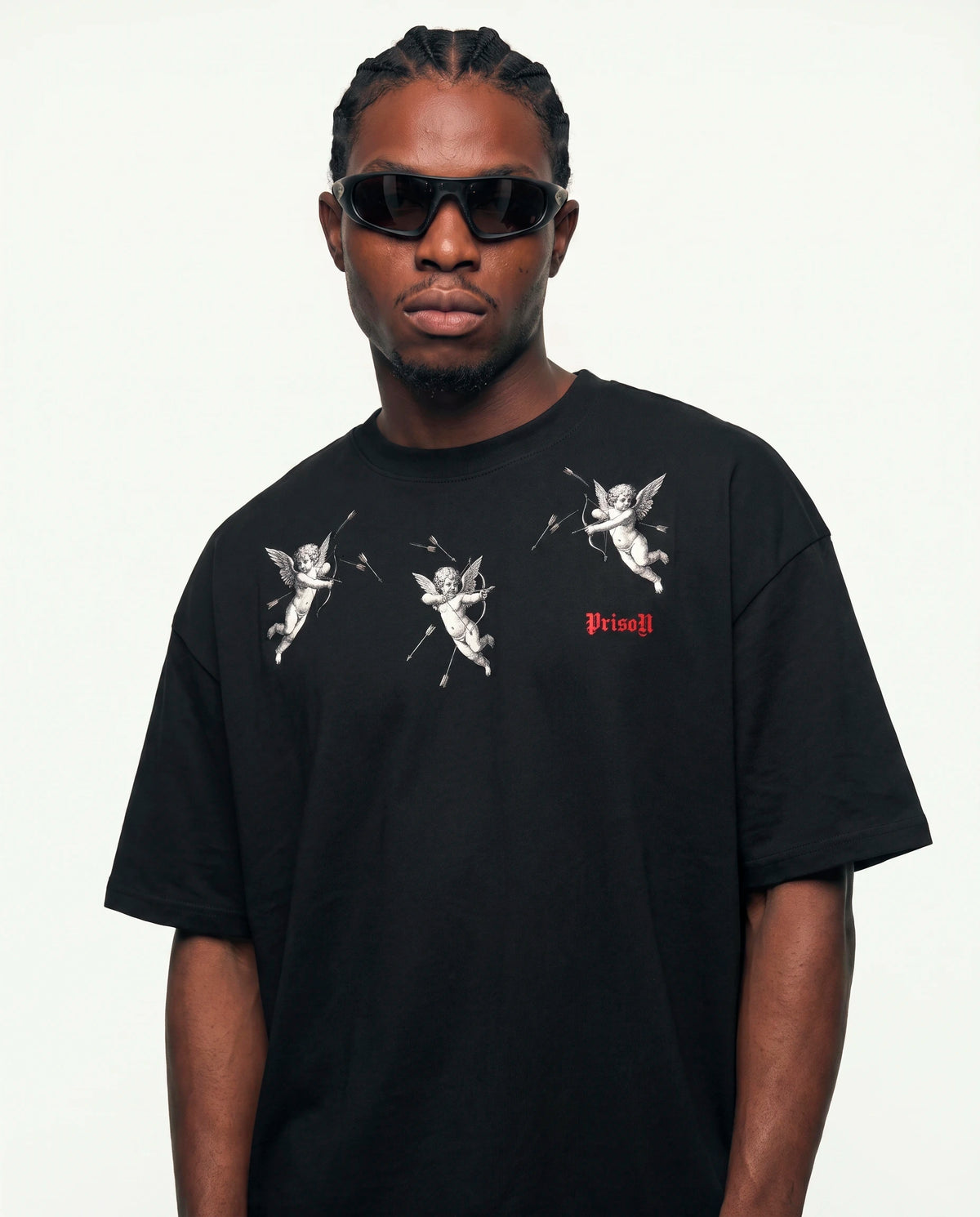 Modelo vestindo a camiseta oversized Angel Prison preta, vista frontal do caimento.