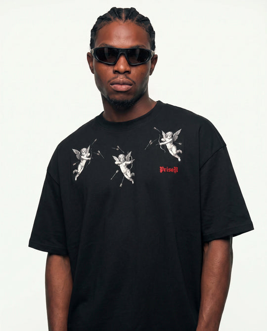 Modelo vestindo a camiseta oversized Angel Prison preta, vista frontal do caimento.