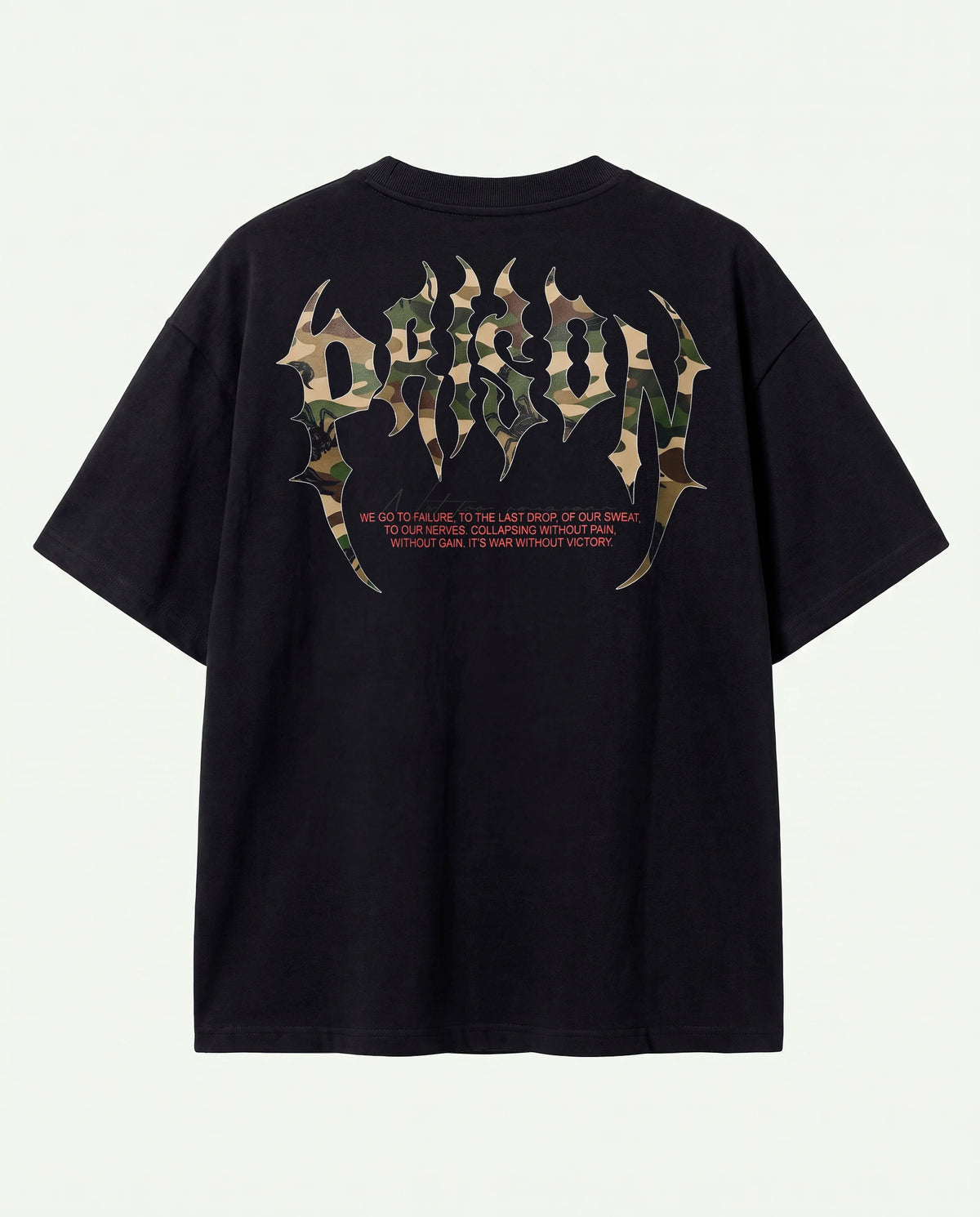 Costas da camiseta oversized Camuflada Core Prison com padrão camuflado e flores vermelhas.