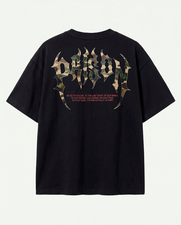 Costas da camiseta oversized Camuflada Core Prison com padrão camuflado e flores vermelhas.
