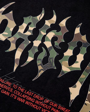 Detalhe do padrão camuflado com flores vermelhas nas costas da camiseta oversized Prison.