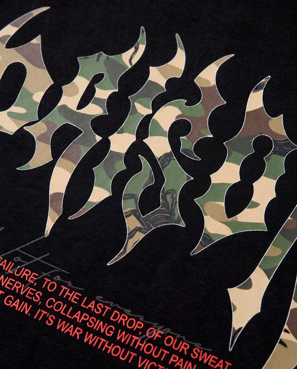 Detalhe do padrão camuflado com flores vermelhas nas costas da camiseta oversized Prison.