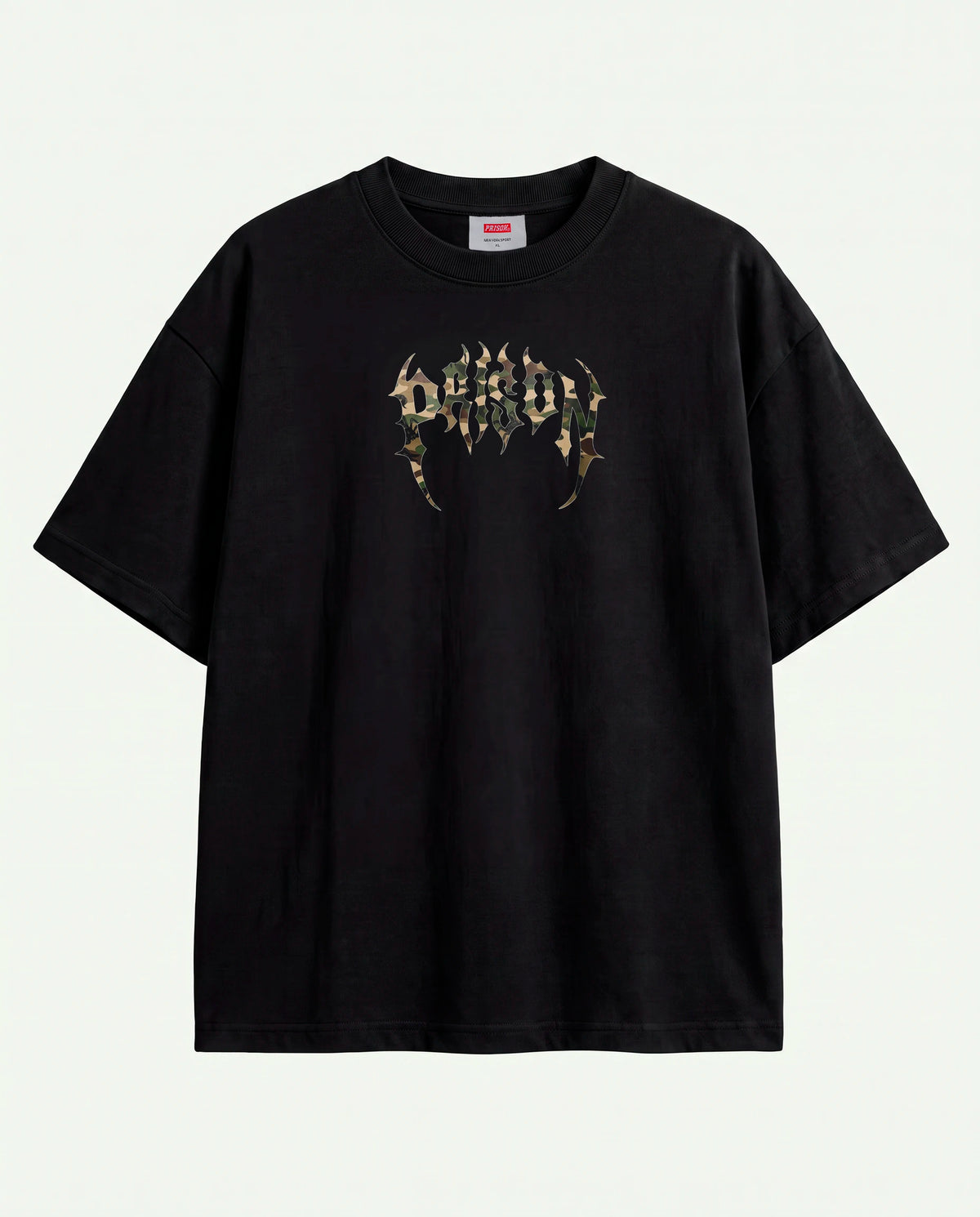 Camiseta oversized Camuflada Core Prison preta estendida com assinatura no peito.