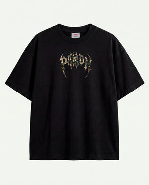 Camiseta oversized Camuflada Core Prison preta estendida com assinatura no peito.