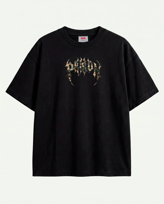 Modelo de costas mostrando o camuflado com gótico Prison da camiseta oversized preta.