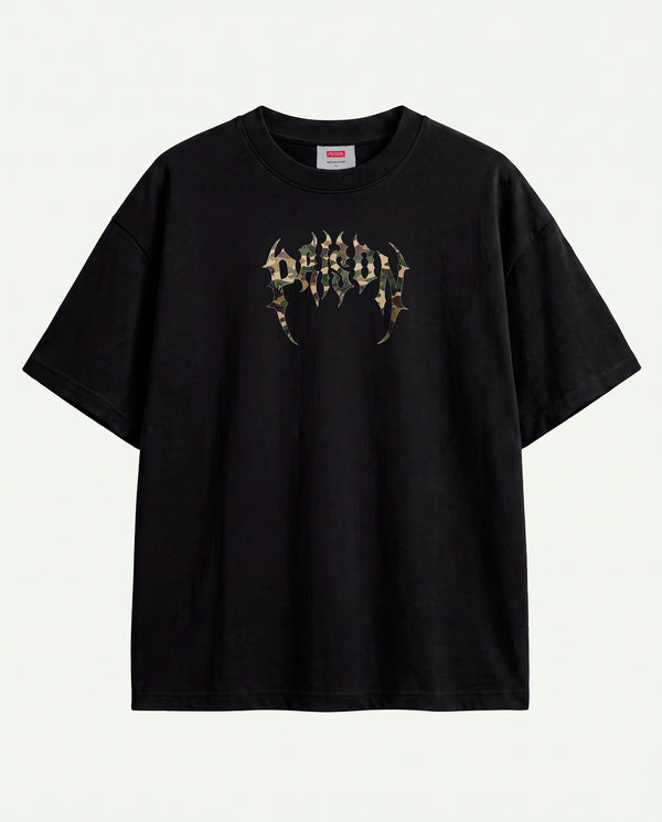 Camiseta oversized Camuflada Core Prison preta estendida com assinatura no peito.