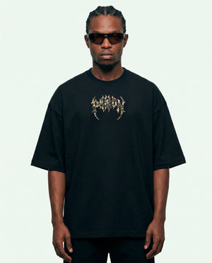 Modelo vestindo a camiseta oversized Camuflada Core Prison preta, vista frontal.
