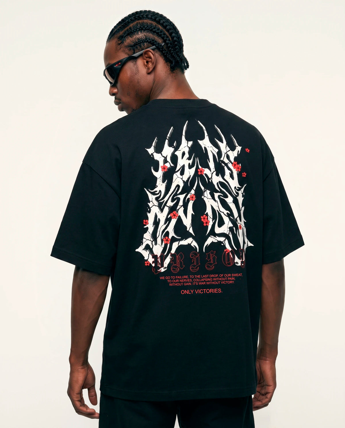 Modelo de costas com o manifesto da camiseta oversized Only Victories Prison preta.