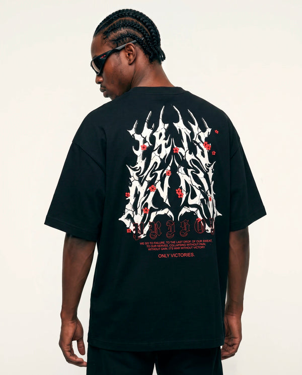Modelo de costas com o manifesto da camiseta oversized Only Victories Prison preta.