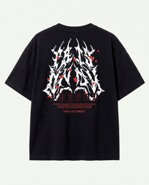 Costas da camiseta oversized Only Victories Prison preta com manifesto em vermelho.