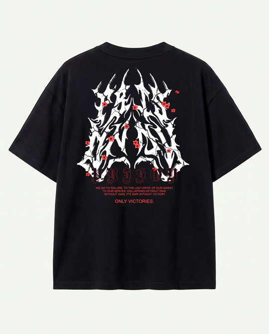 Camiseta oversized Only Victories Prison preta estendida com estampa gótica no peito.