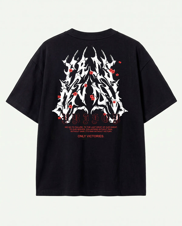 Costas da camiseta oversized Only Victories Prison preta com manifesto em vermelho.
