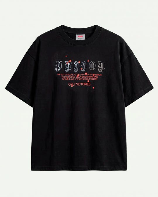 Camiseta oversized Only Victories Prison preta estendida com estampa gótica no peito.