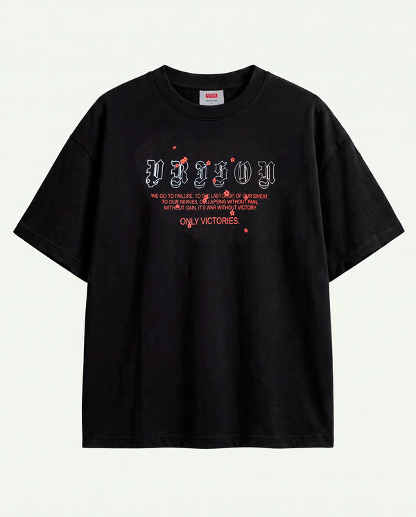 Camiseta oversized Only Victories Prison preta estendida com estampa gótica no peito.
